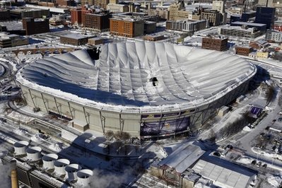 Các lỗ thủng trên mái sân vận động Metrodome ở thành phố Minneapolis.
